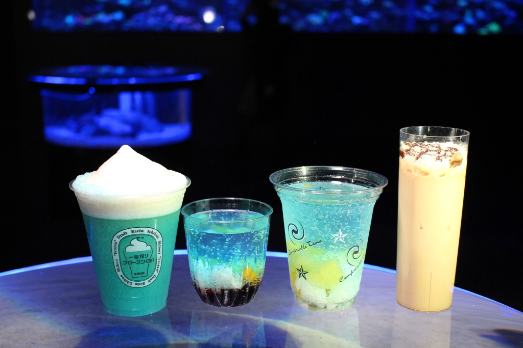 左からフレーバーキリン一番搾りフローズン(生) :700円、カクテル Deep Blue Sea :700円、シーズンスカッシュ Crystal Blue (ノンアルコール):500円、Special Select ~White Lovers~ :1200円