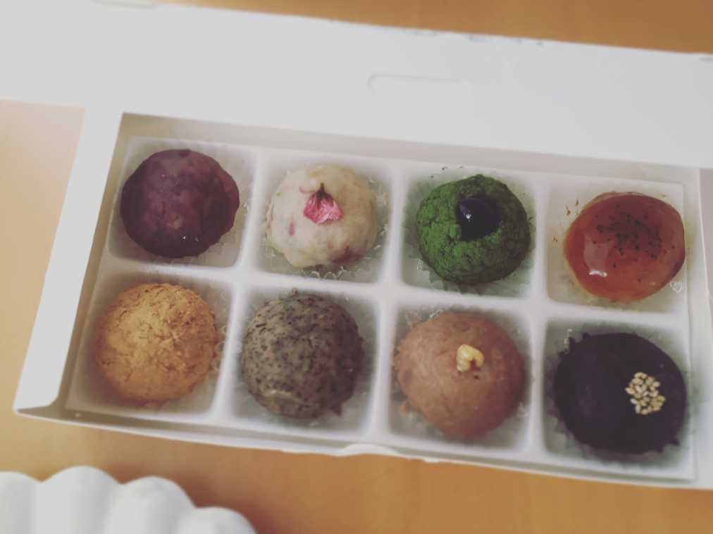 花桜よもぎもち(右上)230円、蜜黒豆雑穀もち(右中)227円、黒ごま黒米もち(右下)140円