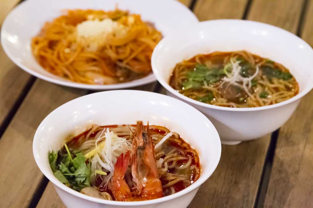 手前からタイのトムヤムクンヌードル、中国の蘭州牛肉面、イタリアのパスタ 各300円(ハーフサイズ)
