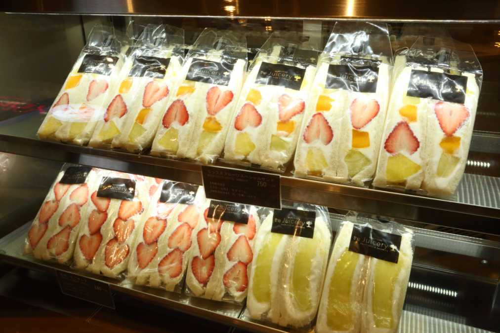 プレミアムマスクメロンサンド 1296円ほか
