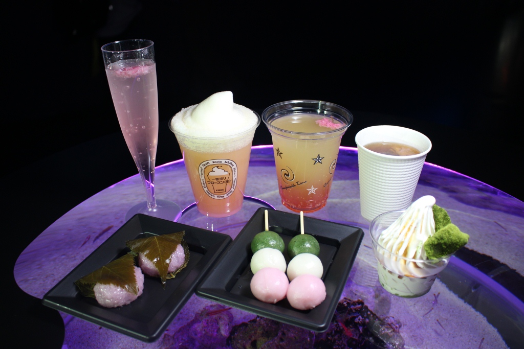 左から時計まわりで、Special Select~さくら澪~1200円、フレーバーキリン一番搾りフローズン(生)~さくら雲700円、シーズンスカッシュ~さくらふわり~500円、桜紅茶~さくらひとひら~500円、クレミアサンデー700円、三色団子2本350円、ひとくち桜餅2個250円 ※写真はイメージ