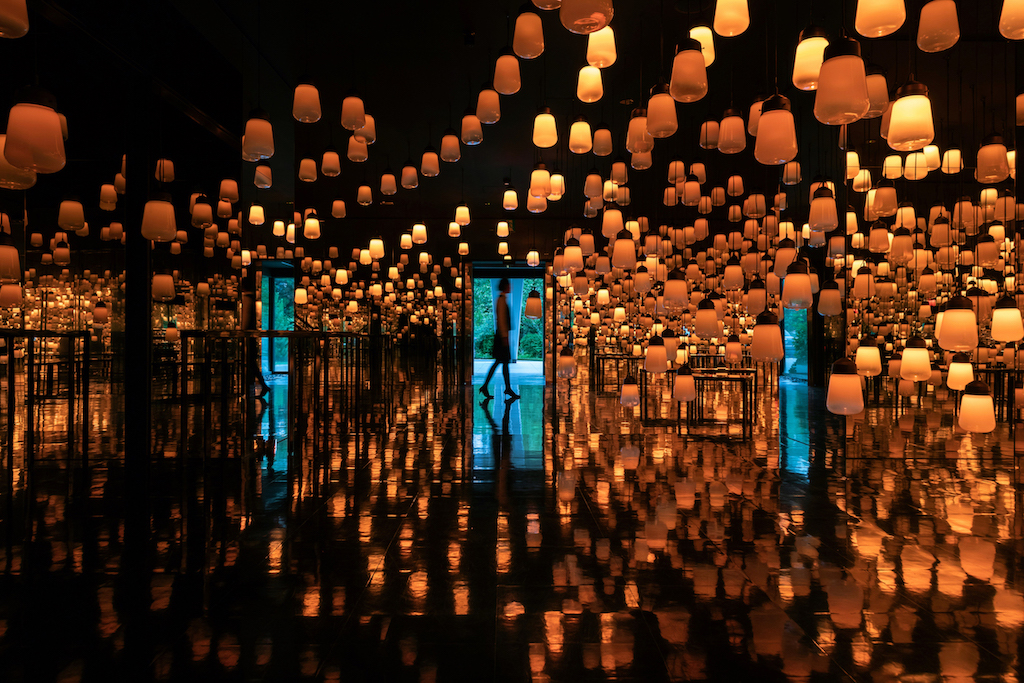 常設展示 :森の中の、呼応するランプの森とスパイラル - ワンストローク, Fire / Forest and Spiral of Resonating Lamps in the Forest - One Stroke, Fire
teamLab, 2018, Interactive Installation, Murano Glass, LED, Endless, Sound: Hideaki Takahashi