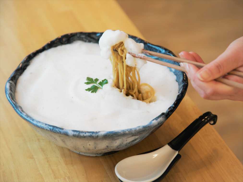 自然薯ムースの白いカレー蕎麦(温)1500円