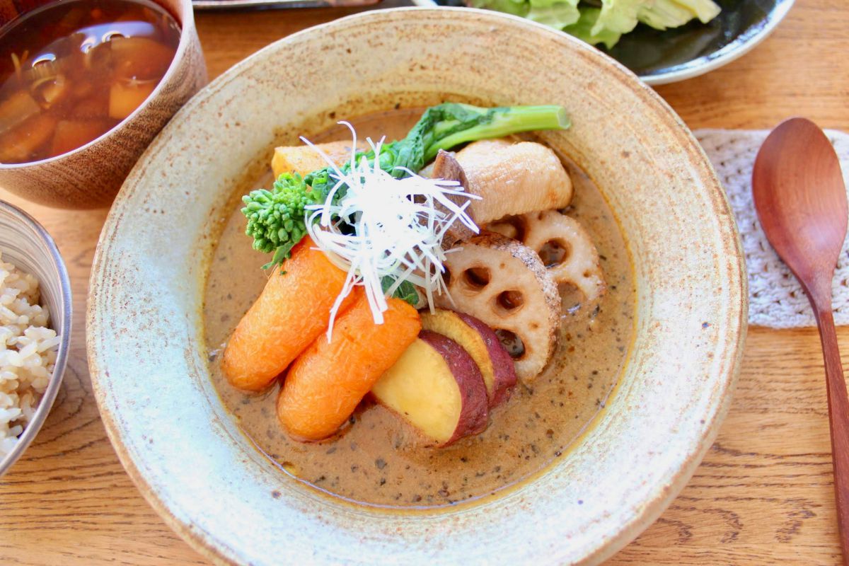 たっぷり野菜の外房ベジスープカレー (基本ごはんセット付き・1150円)