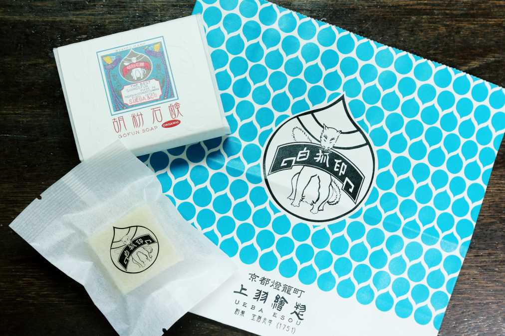 胡粉石鹸10g(下)230円、90g(上)1800円
