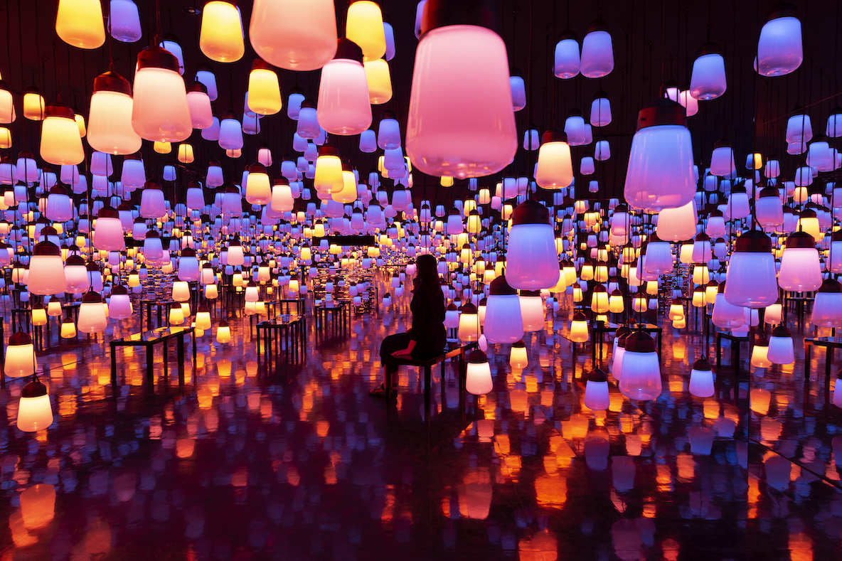 常設展示 :森の中の、呼応するランプの森とスパイラル - ワンストローク, Fire on Ice / Forest and Spiral of Resonating Lamps in the Forest - One Stroke, Fire on Ice
teamLab, 2018, Interactive Installation, Murano Glass, LED, Endless, Sound: Hideaki Takahashi
