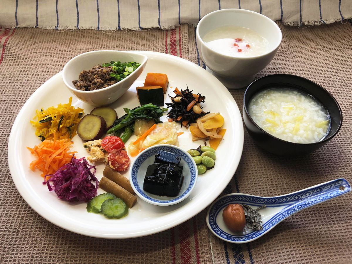10品目のお粥朝食 ドリンク付 700円