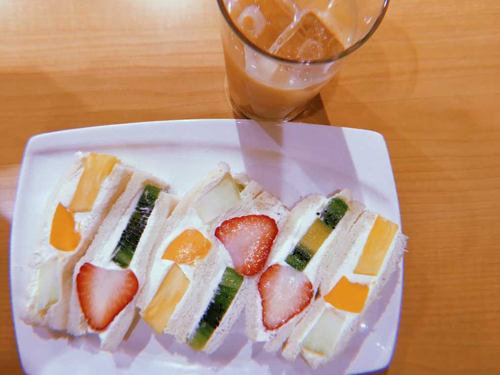 スペシャルフルーツサンドとミックスジュースのセット 1080円