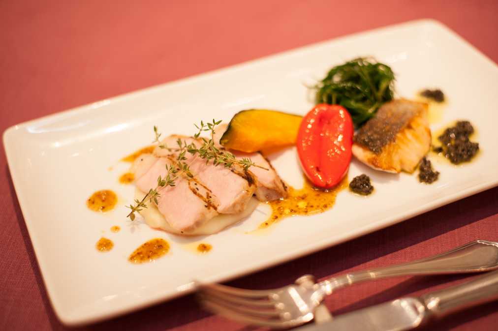 メインディッシュ:本日の新鮮な魚料理 シェフお任せの調理法で、山形ブランド豚 米澤豚ロースの網焼き 旬のお野菜と共に