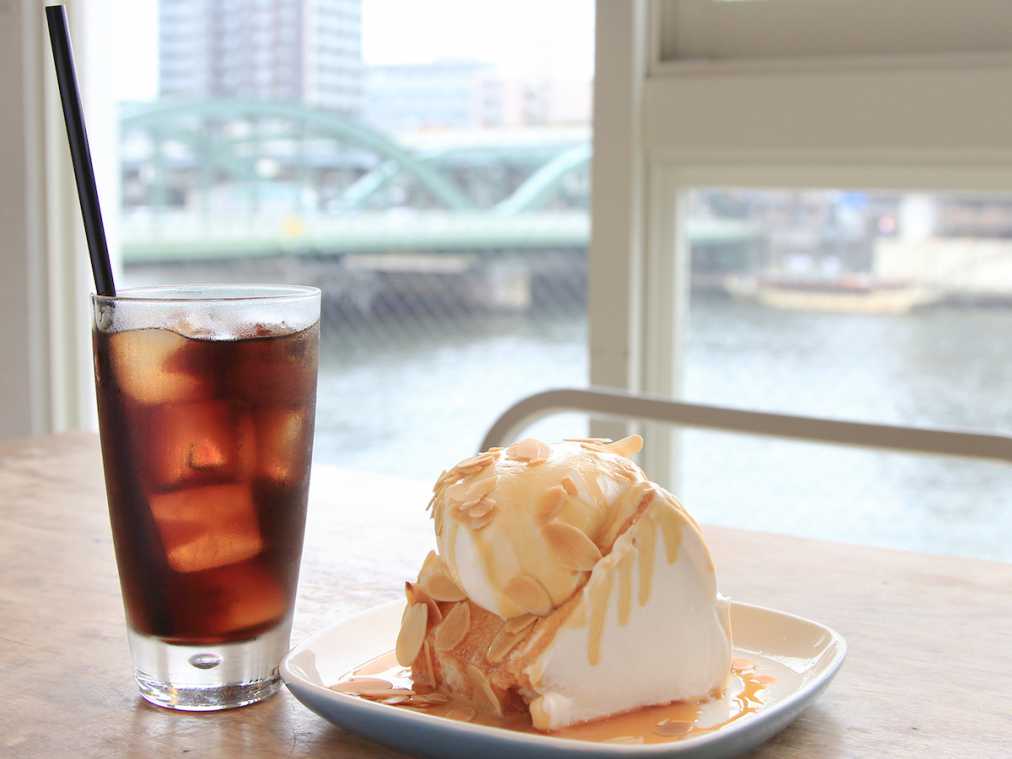 (写真左から)アイスコーヒー 450円、セットの場合は300円 エンゼルフードケーキ バニラキャラメル 560円