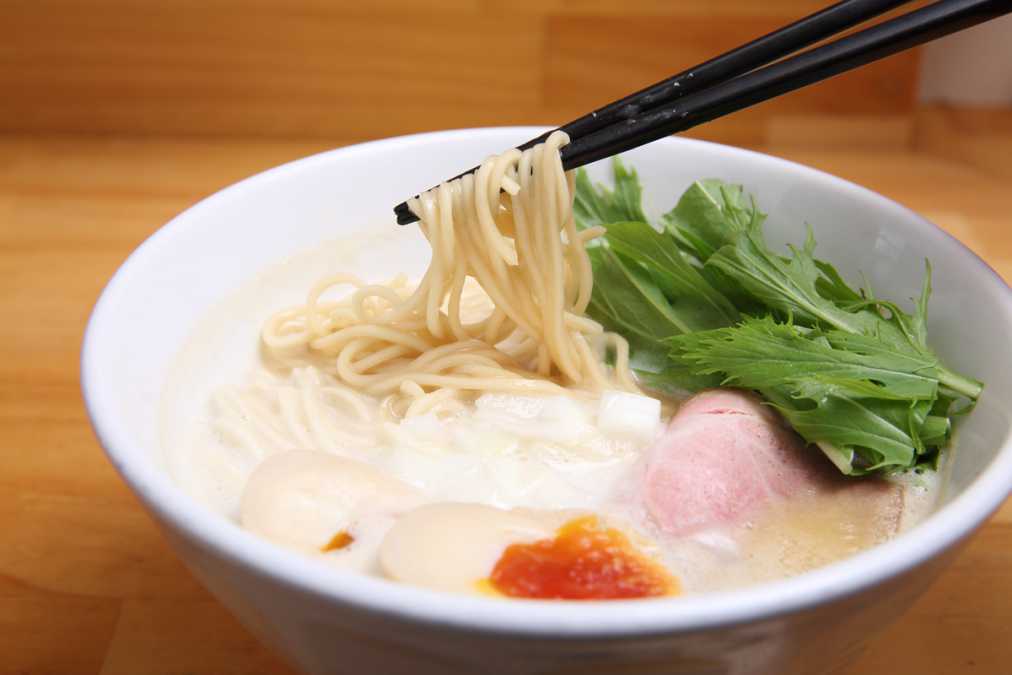 味玉ふく流らーめん 864円