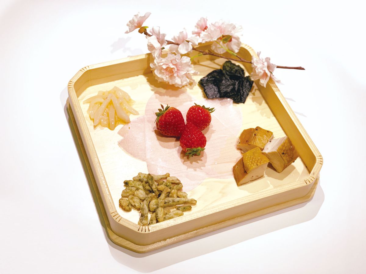 (右上から時計回りに)「サクッ!とのり しょうゆ味」、「山ん鶏スモークチキン」、「九州・唐津発・うまかぁ〜!いりこ天」、「いかさしゲンコウ」、(真ん中)「いちごさん」