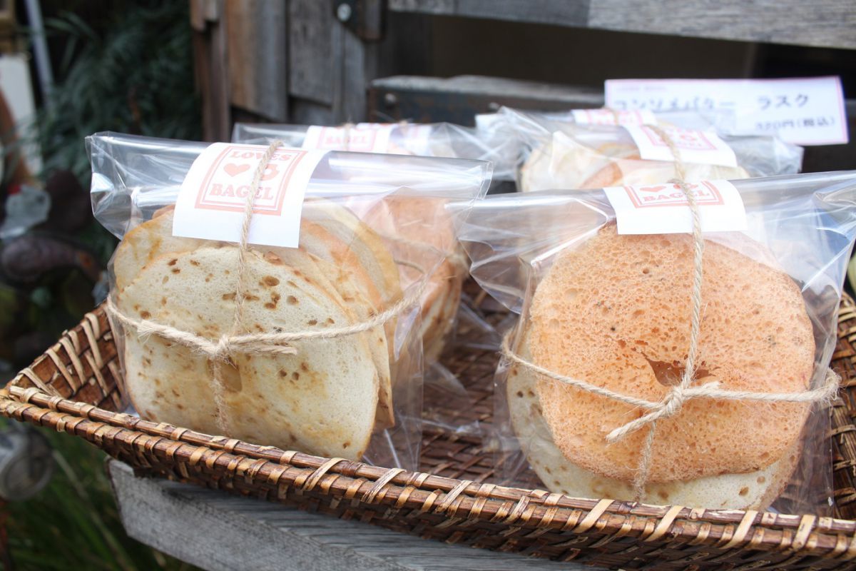 オリジナルの「ベーグルラスク( コンソメ味・シュガーバター味)」各346円