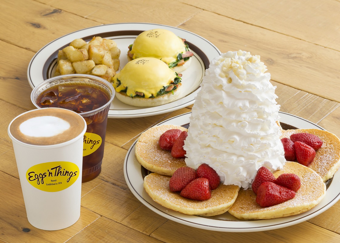 「ストロベリー、ホイップクリームとマカダミアナッツ」1180円、「エッグベネディクト ホウレン草とベーコン1280円」ほか
