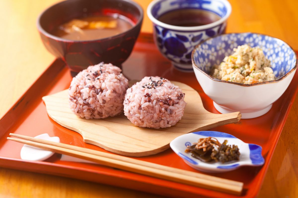 おから付き 五穀米のおにぎり定食 650円
