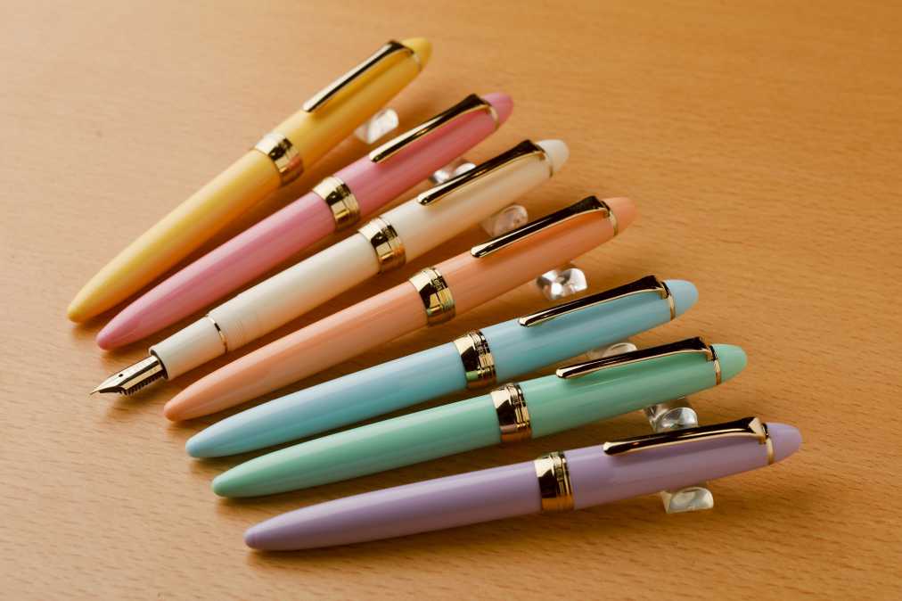 オリジナル万年筆全7色 各7560円
