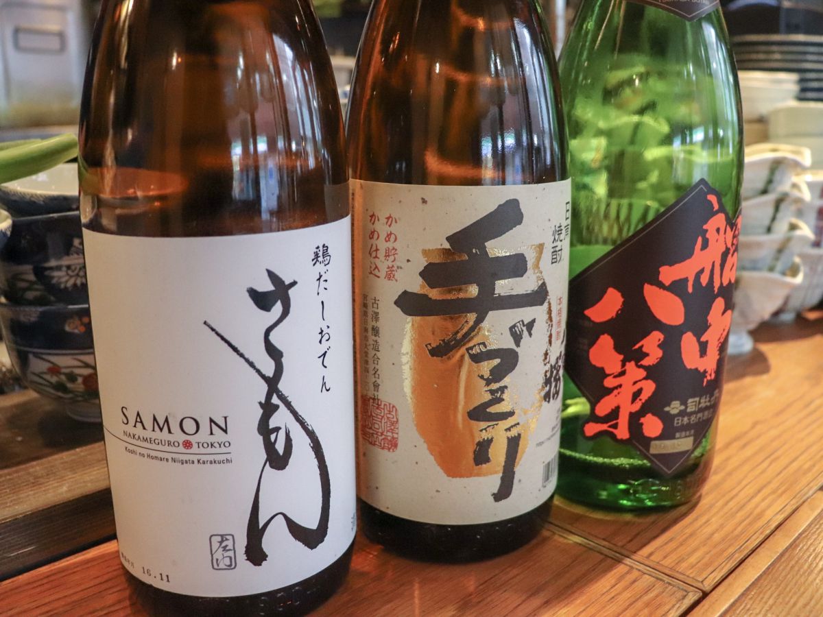 (左から)越の誉 1050円、八重桜 手づくり 650円、司牡丹 船中八策 850円