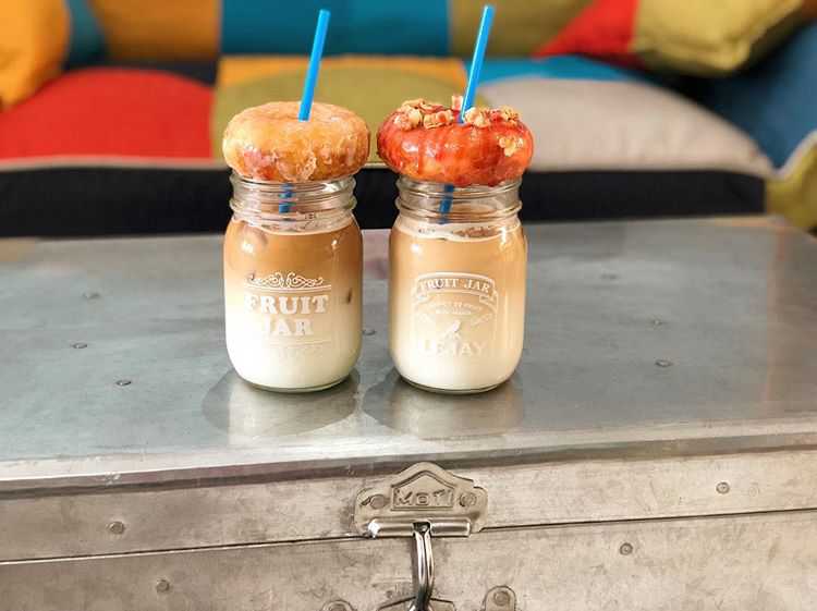 フォトジェニックドリンク(アイスカフェラテ×NYドーナツ) 各896円