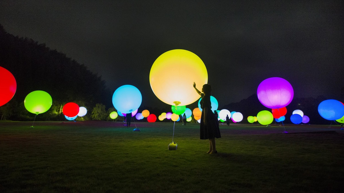 浮遊する、呼応する球体 / Floating, Resonating Spheres teamLab, 2015, Interactive Installation, Endless, Sound: Hideaki Takahashi