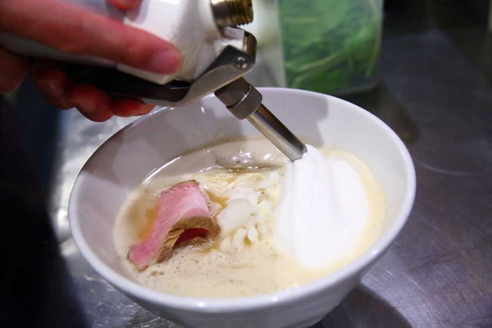 真っ白な 泡系ラーメン は ミシュランにも掲載された極上のおいしさ るるぶ More