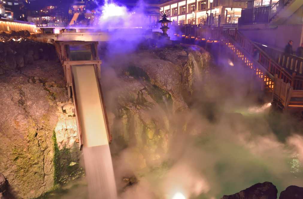 もうもうと立ち上る湯けむりが幻想的 夜の湯畑さんぽが楽しい るるぶ More