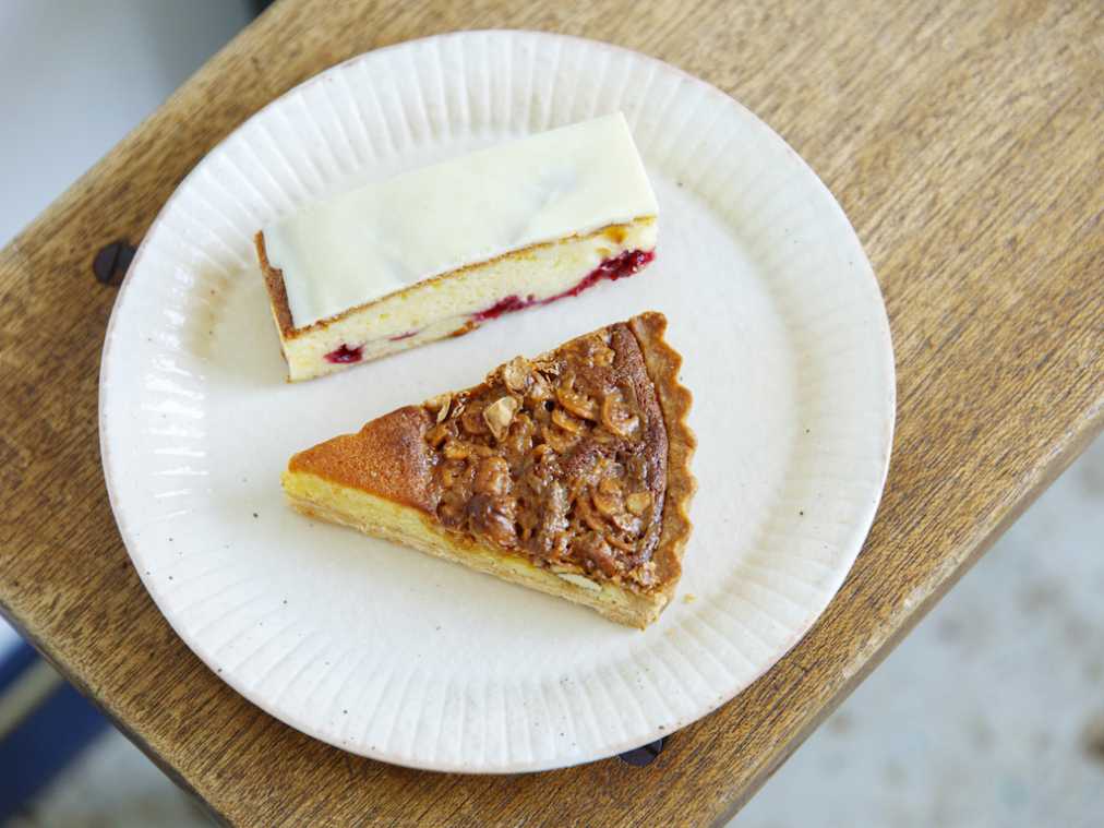 キャラメルナッツタルト 420円とラズベリーとホワイトチョコのブラウニー 380円