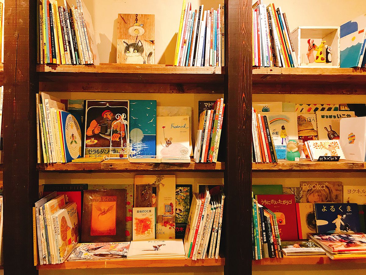 思い出の一冊が見つかるかも ブックカフェ デイズ は大人が喜ぶお酒が飲める絵本カフェ るるぶ More