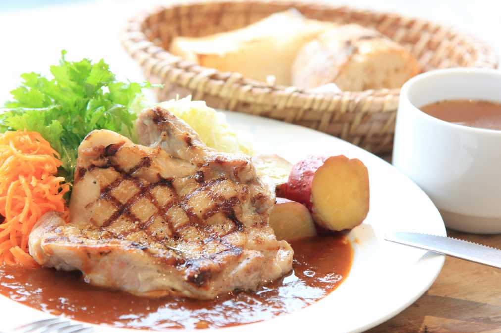 日替わりランチ(鶏もも肉のグリル シャリアピンソース) 900円