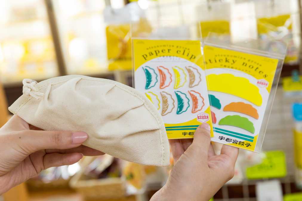 人気は「餃子ポーチ」500円