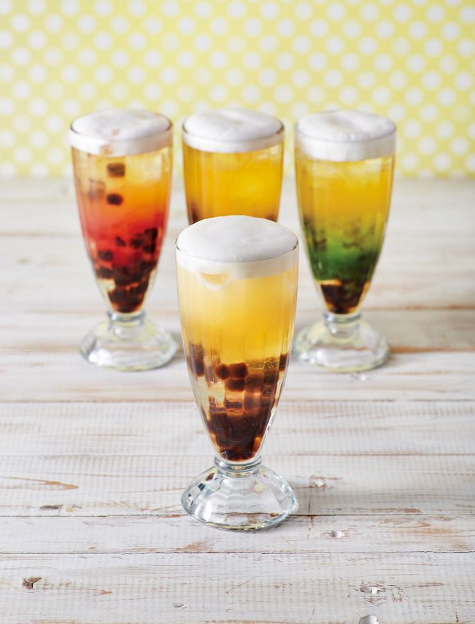 「タピオカ・ザ・ネクスト タピオカビール(手前)」580円、「タピオカ・ザ・ネクスト ストロベリービール(左)」・「タピオカ・ザ・ネクスト パインビール(中)」・「タピオカ・ザ・ネクスト キウイビール(右)」各630円