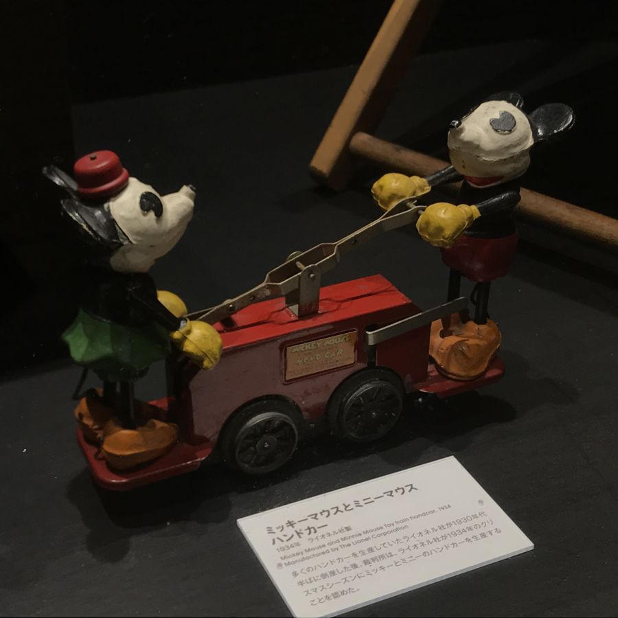 ミッキーマウスとミニーマウスのハンドカー ©Disney