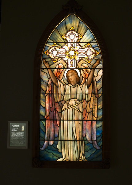 作品:十字架の天使、制作国:アメリカ、時代:1900~1905年頃、Tiffany Studios制作