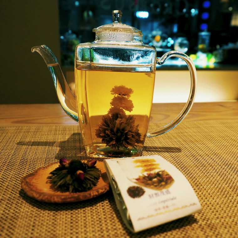 ポットの中でお花が咲く 芸術的な工芸茶で贅沢なティータイムを るるぶ More