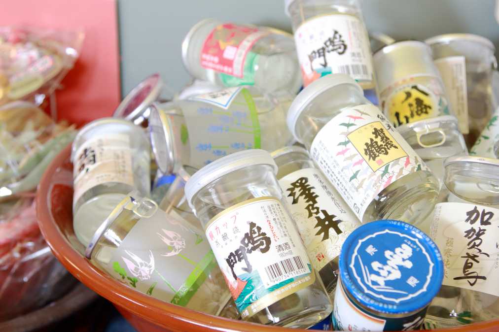 全国から集められた「カップ酒」 各480円〜
