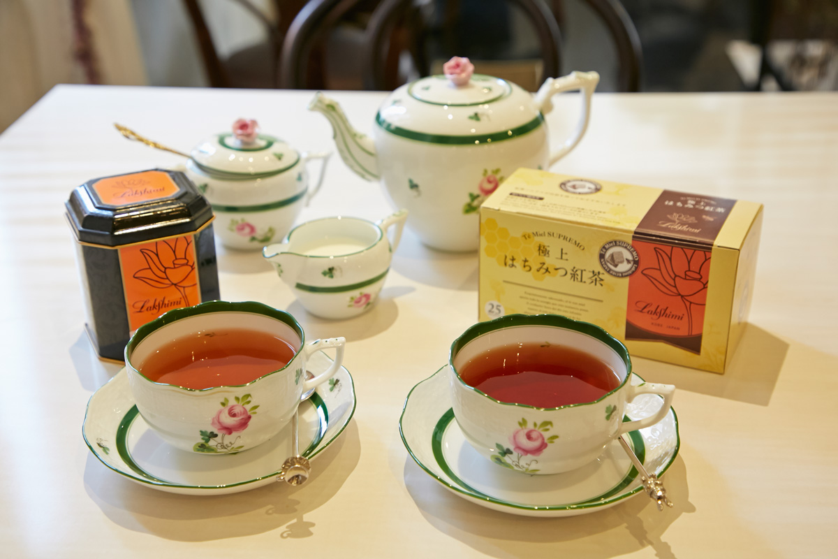 左から、楊貴妃の夢(60g 2283円)と極上はちみつ紅茶(25個入り1404円)