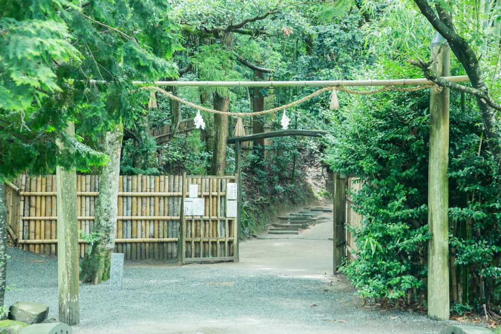 島根 八重垣神社 で縁結び 鏡池で恋の行方を占っちゃおう るるぶ More