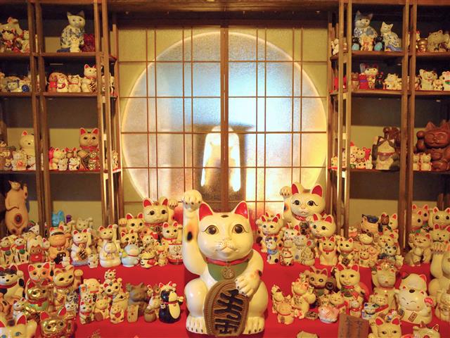 数千もの招き猫が並ぶ