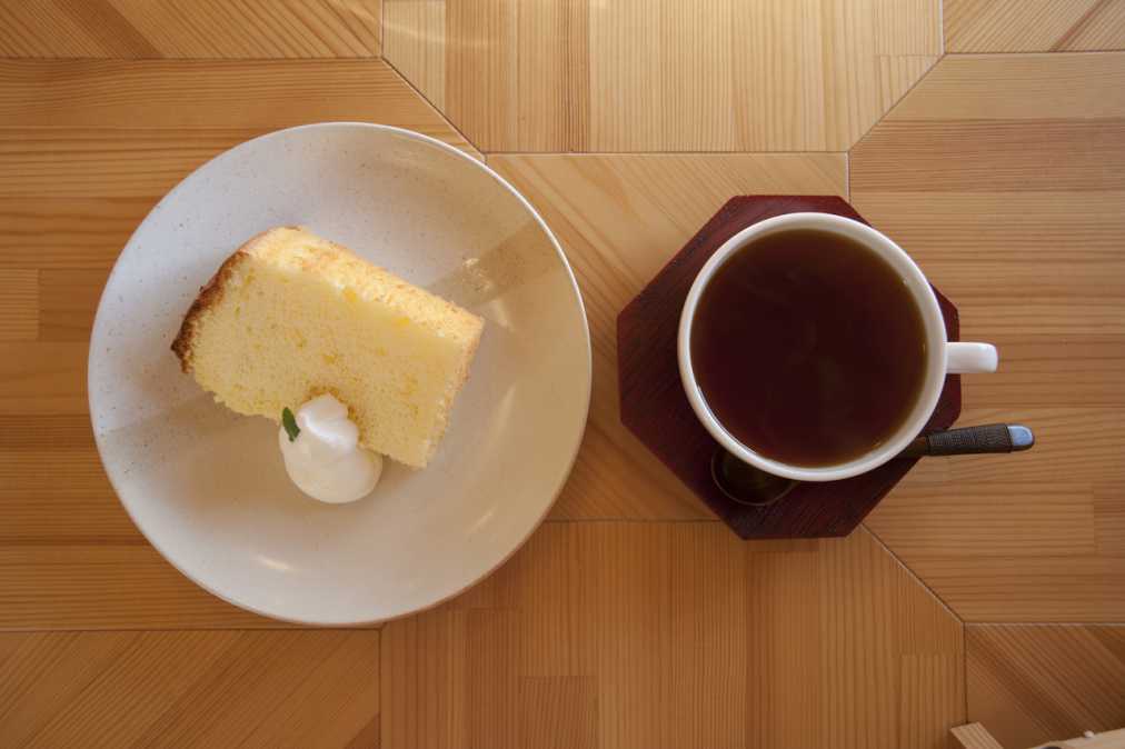 バナナのシフォン350円(コーヒーまたは紅茶とのセットで700円)