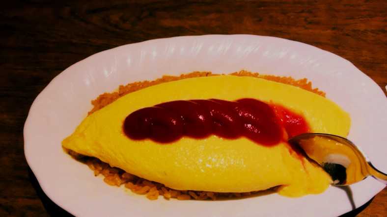 オムライス 1100円(ドリンク付きランチセット。11時~15時)、1300円(ドリンク付きYOU飯セット。15時~20時)