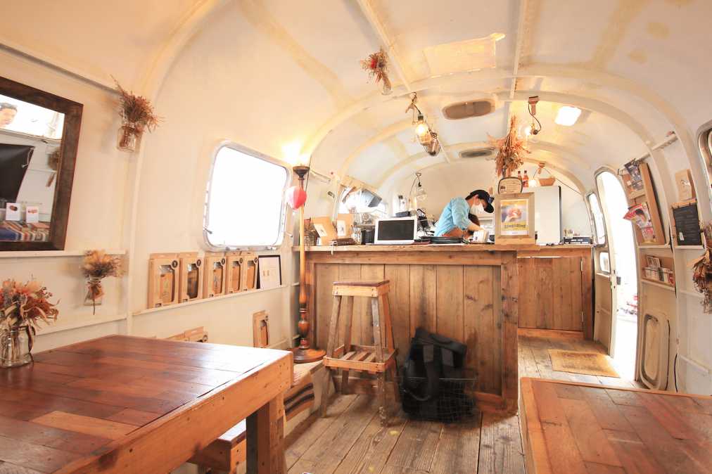 キャンピングトレーラーが超おしゃれ 表参道の穴場カフェ The Airstream Garden るるぶ More