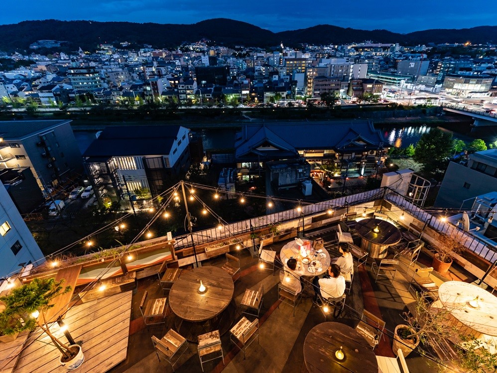 キラキラの光と夜景に包まれて 屋上カフェで京都の夜デート るるぶ More