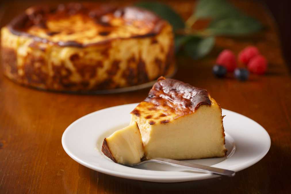 バスクのチーズケーキ6480円(ホール) 300円(店頭でのカット販売)