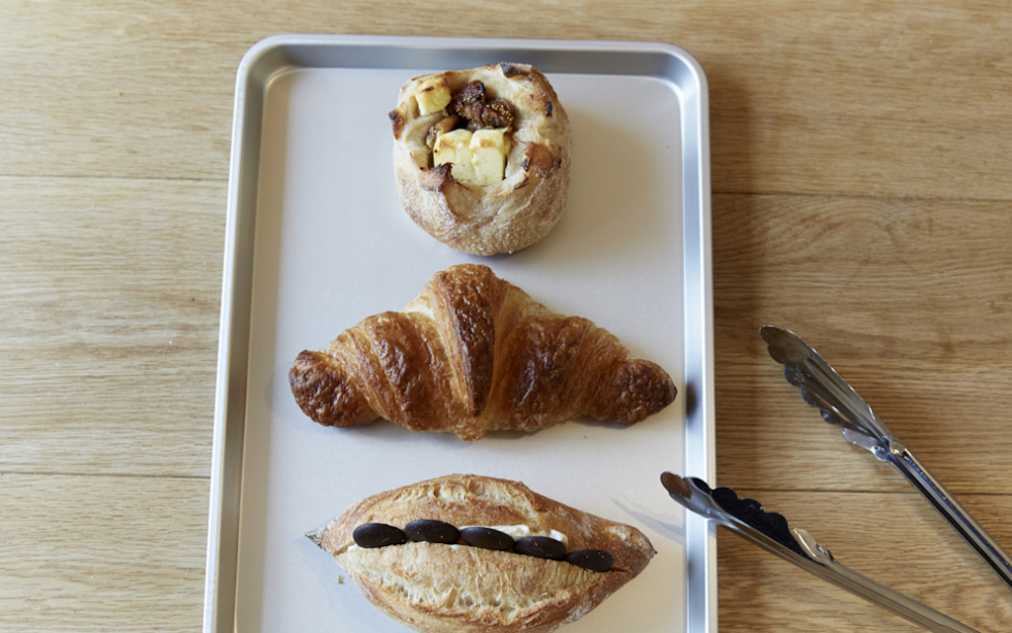 (上から)コンプレ・フィグ 260円、クロワッサン 250円、ショコラ・フランス 250円
