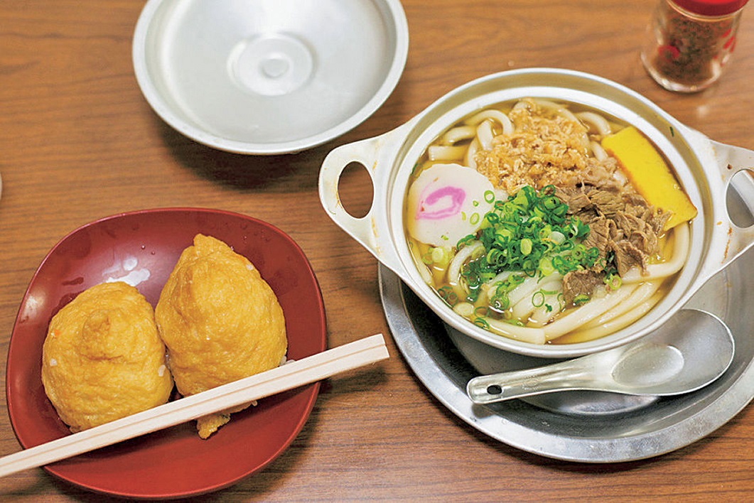 鍋焼きうどん550円、いなりすし1皿260円