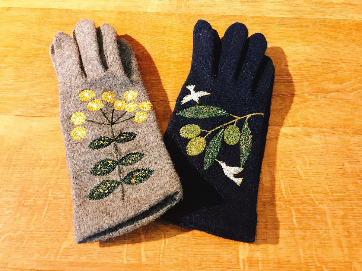 左から、手袋 kogiku ライトグレー、手袋 olive ライトネイビー 各7560円