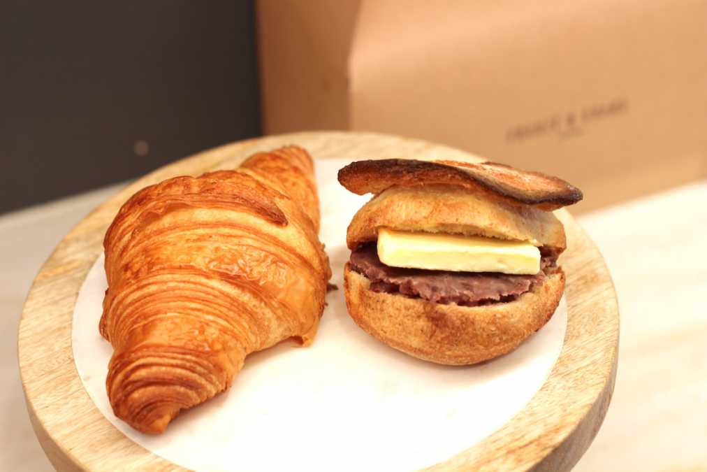 (左)クロワッサン 180円、(右)あんバターマッシュルーム 380円