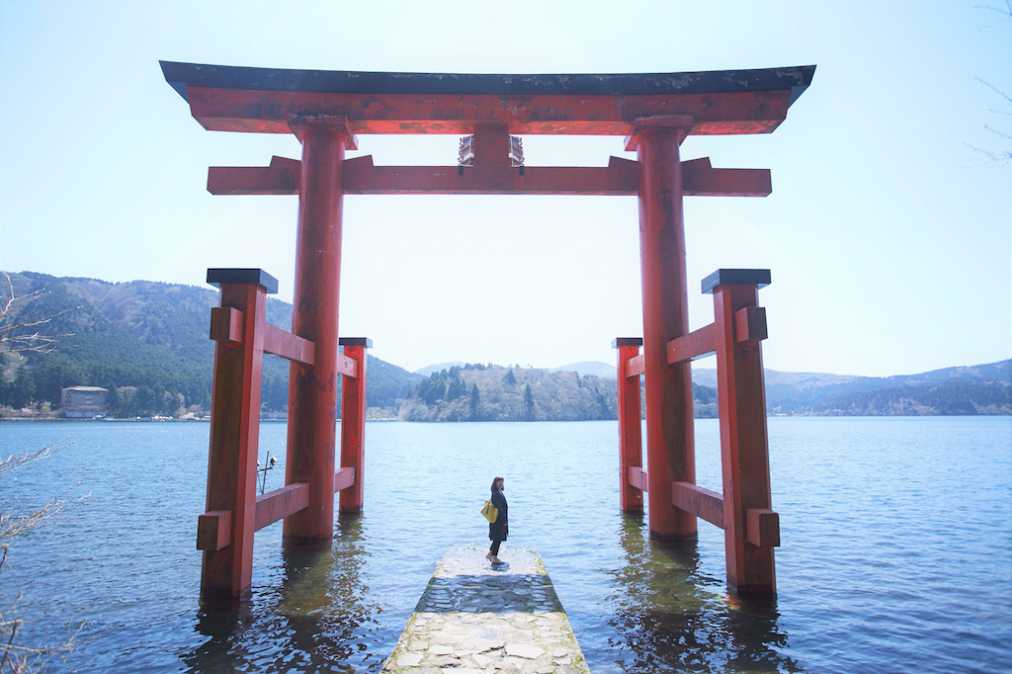 箱根神社 九頭龍神社でパワースポット巡り 神秘的な鳥居や縁結び