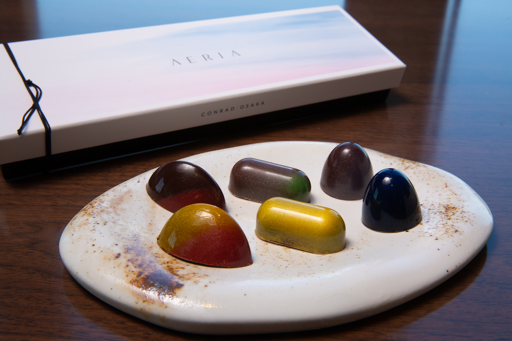 奥:グランクリュ・チョコレートボンボン(左からオコア70%、アルンガ41%、アルトエルソル65%)/手前:コンラッド大阪オリジナルチョコレートボンボン(左からSUNSET、GOLDEN SUN、NIGHT SKY)6個入り2916円(イートインは1粒540円~ ※サ別)