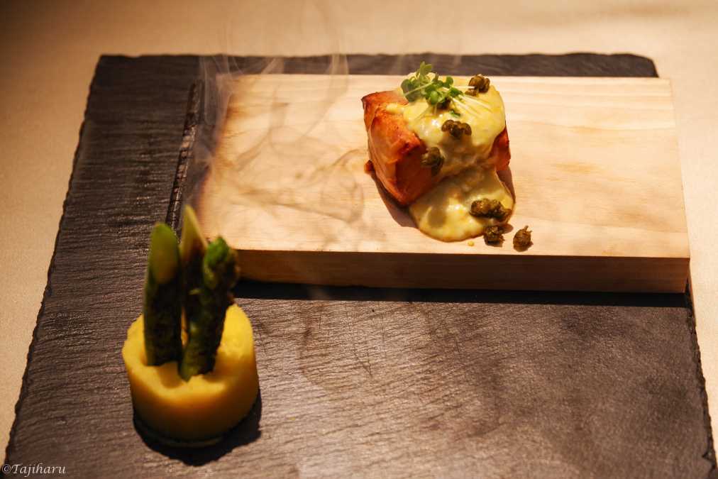 魚料理「キングサーモンのスモーク 桜の木の香り」