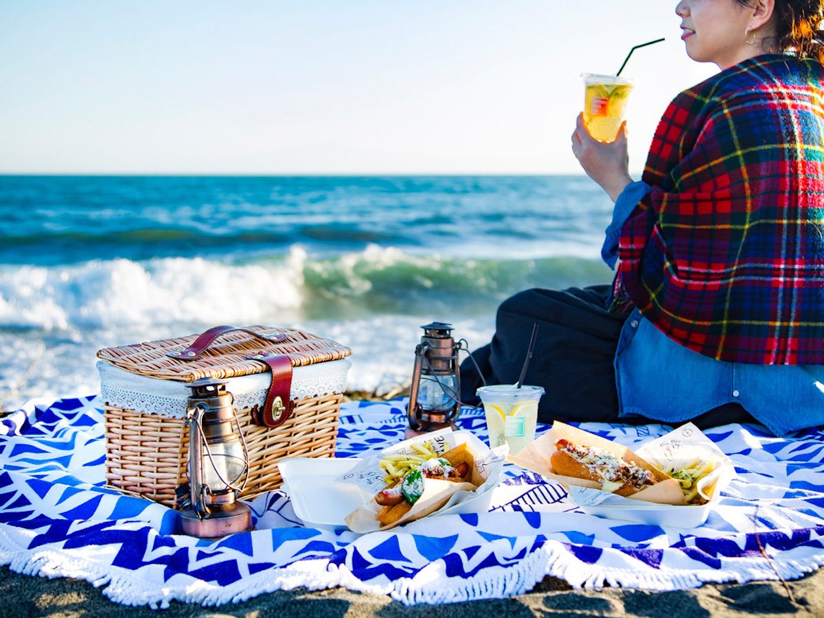 ビーチでピクニックにヨガ 湘南の海カフェの新しい楽しみ方 るるぶ More